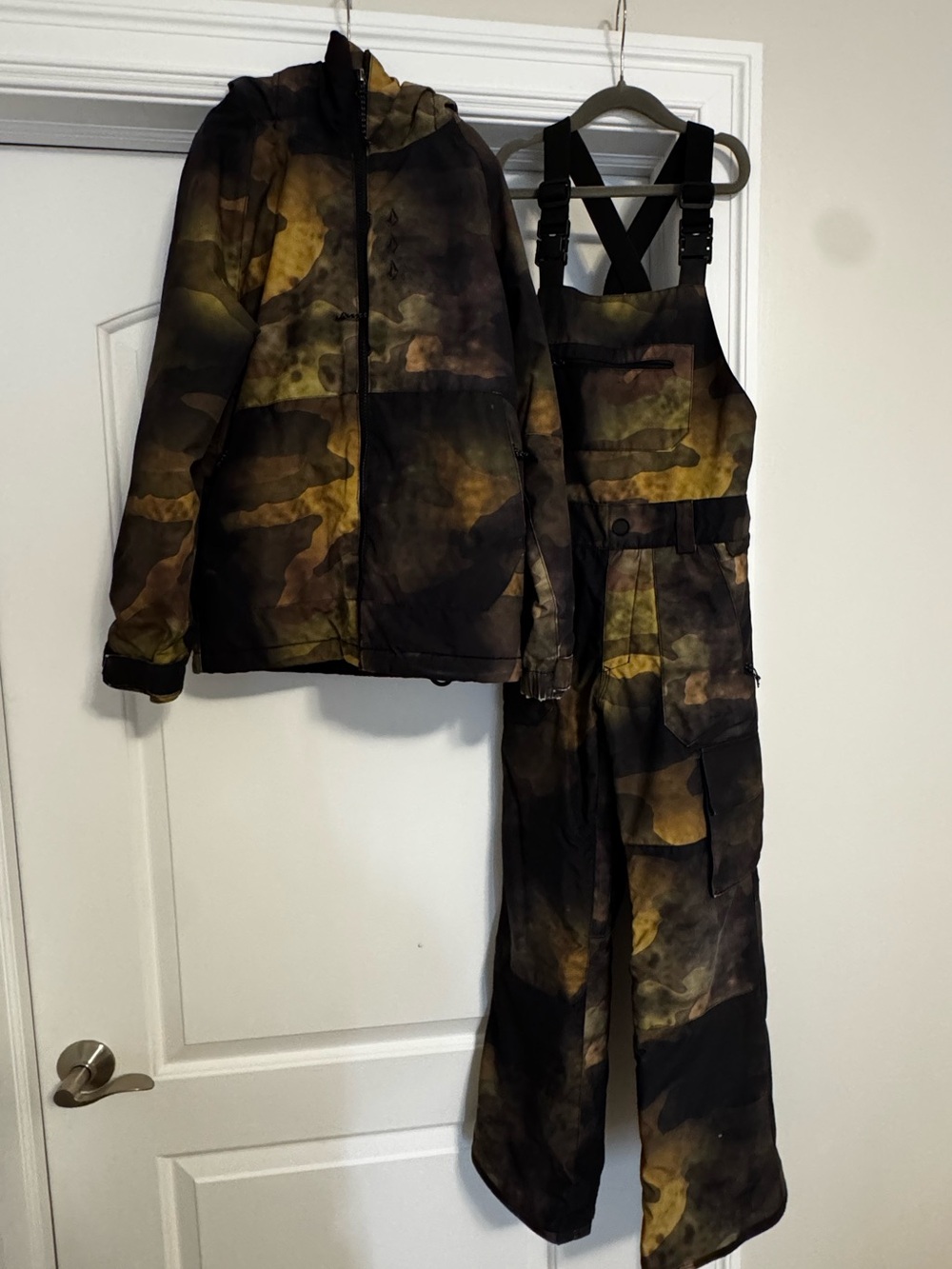 Volcom Small Youth Camo Boys Snow Breck Jacket & Barkley Bib Overall Set